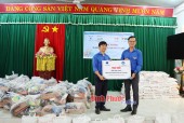 Hội LHTN Việt Nam tỉnh Bình Phước trao biểu trưng 500 hộp thuốc bổ hỗ trợ Hội LHTN Việt Nam huyện Bù Gia Mập chuẩn bị cho công tác khám chữa bệnh, cấp thuốc miễn phí cho người dân năm 2024