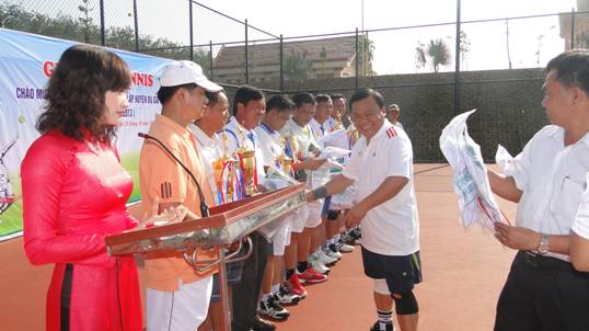 Giao lưu quần vợt chào mừng 04 năm thành lập huyện.
