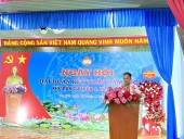 Ông Hoàng Bá Điển - Trưởng Ban công tác Mặt trận thôn 4 đọc ôn lại truyền thống Mặt trận Dân tộc thống nhất Việt Nam