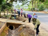 Nhân dân Thôn 2 vệ sinh đường làng ngõ xóm và khơi thông mương nước