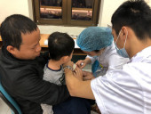 Phụ huynh ở huyện Thuận Thành, Bắc Ninh đưa trẻ ra Hà Nội xét nghiệm sán heo những ngày gần đây