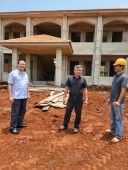 Bí thư Huyện ủy Phùng Hiệp Quốc, Chủ tịch UBND huyện Lê Quang Oanh đi kiểm tra tiến độ các công trình xây dựng cơ bản của huyện.