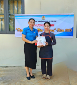 Liên đoàn lao động huyện Bù Gia Mập trao tặng 100 bộ áo dài cho công nhân lao động nữ