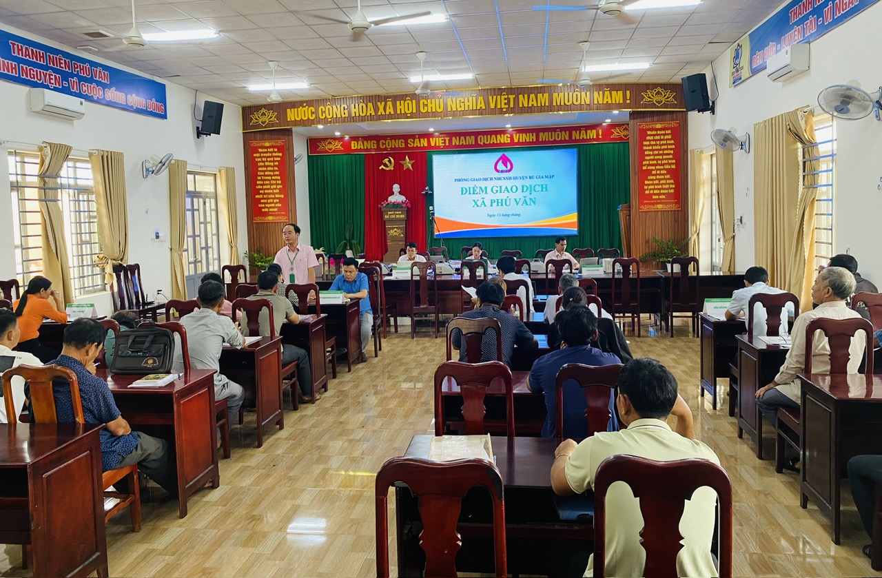 NHCSXH HUYỆN TỔ CHỨC PHIÊN GIAO DỊCH XÃ NGAY SAU KỲ NGHỈ TẾT NGUYÊN ĐÁN 2025