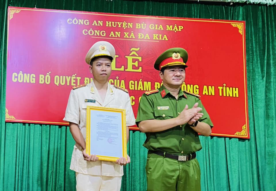 Đ/c Thượng tá Nguyễn Văn Tuyển, Phó trưởng Công an huyện Bù Gia Mập trao Quyết định bổ nhiệm Phó Trưởng Công an xã Đa Kia đối với đồng chí Đại úy Hoàng Mạnh Thành