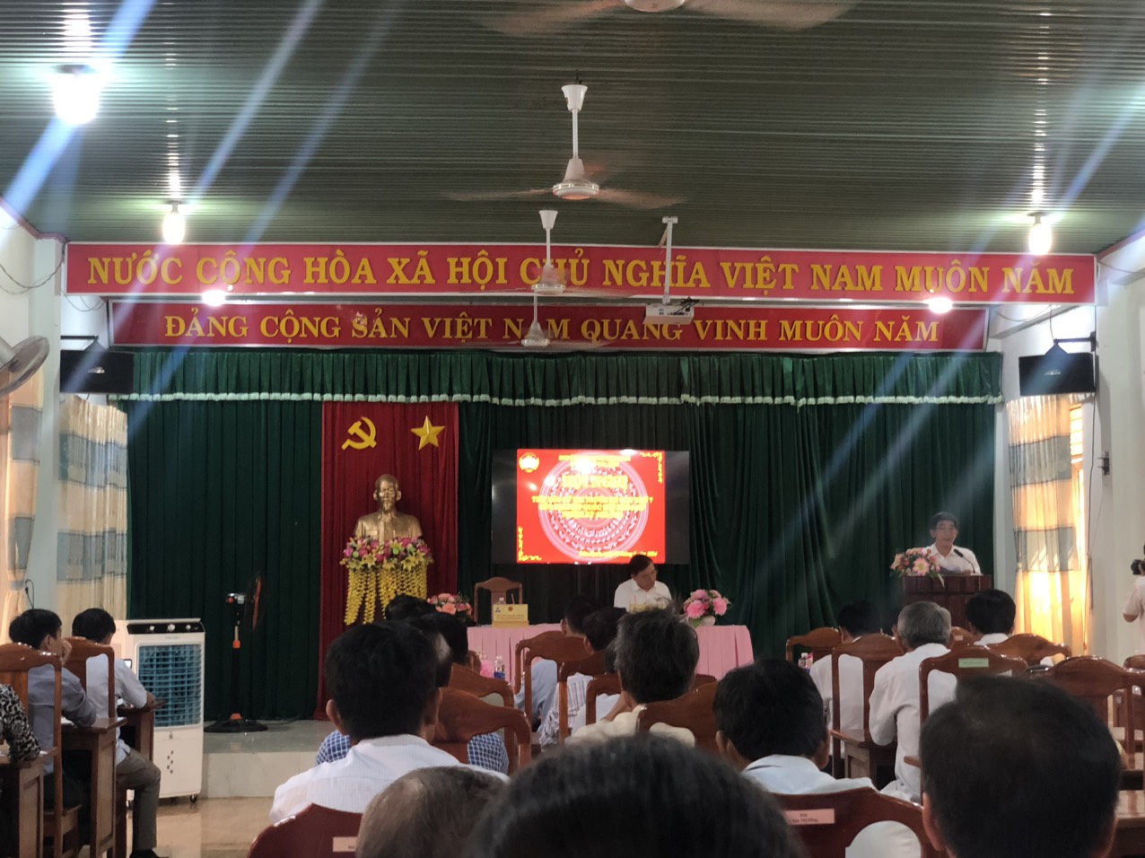 Chiều ngày 06/5, tại UBND xã Đức Hạnh, Ban Thường trực Ủy ban MTTQ huyện tổ chức Hội nghị tiếp xúc cử tri trước kỳ họp thứ 7 của đại biểu Quốc Hội khoá XV nhiệm kỳ 2021 - 2026.