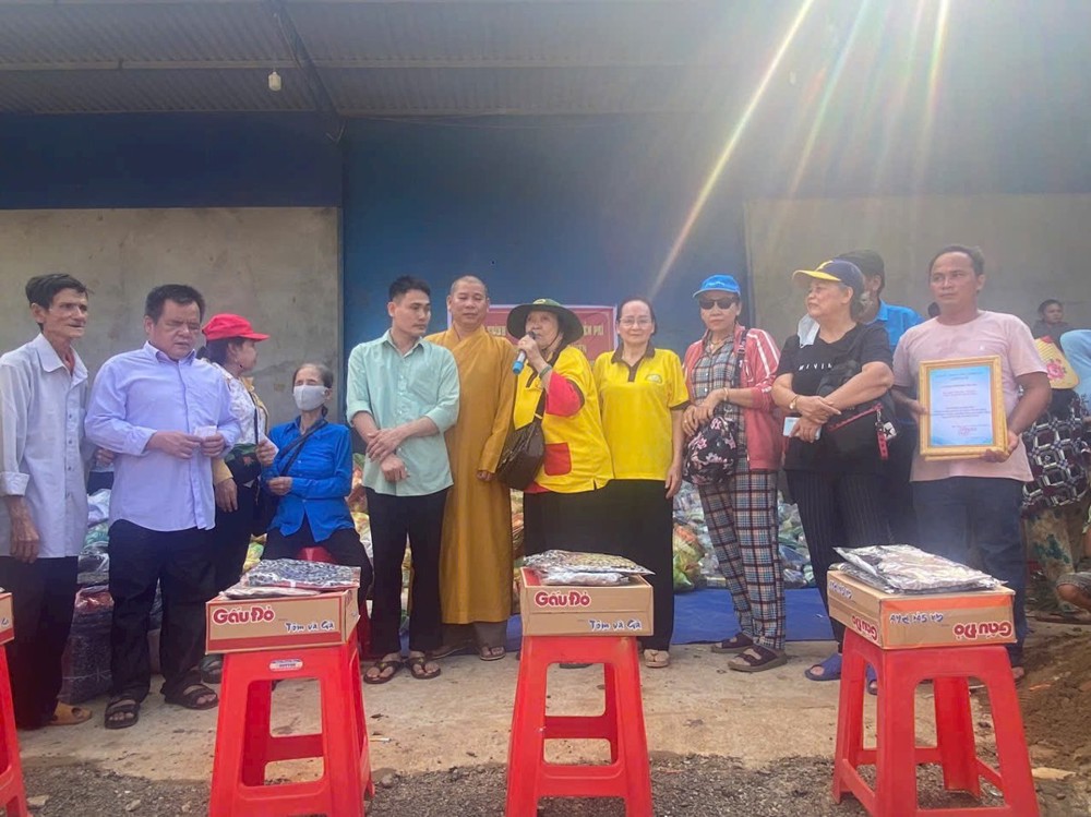 Trao quà cho gia đình có hoàn cảnh khó khăn tại huyện Bù Gia Mập