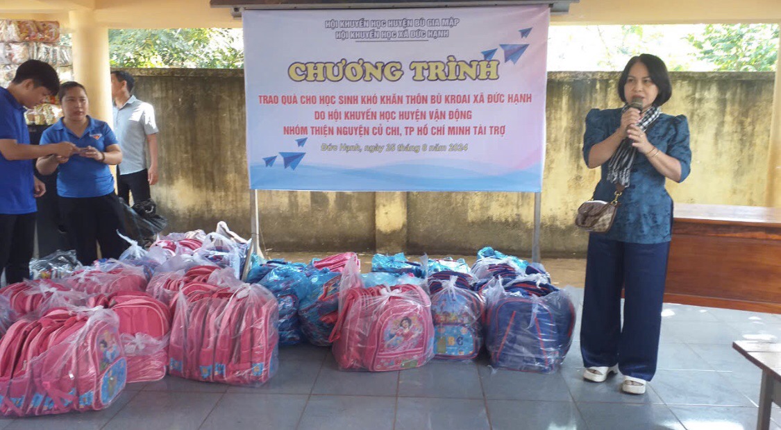 TRAO TẶNG QUÀ CHO CÁC EM HỌC SINH NGHÈO CÓ HOÀN CẢNH KHÓ KHĂN TRƯỚC THỀM NĂM HỌC MỚI