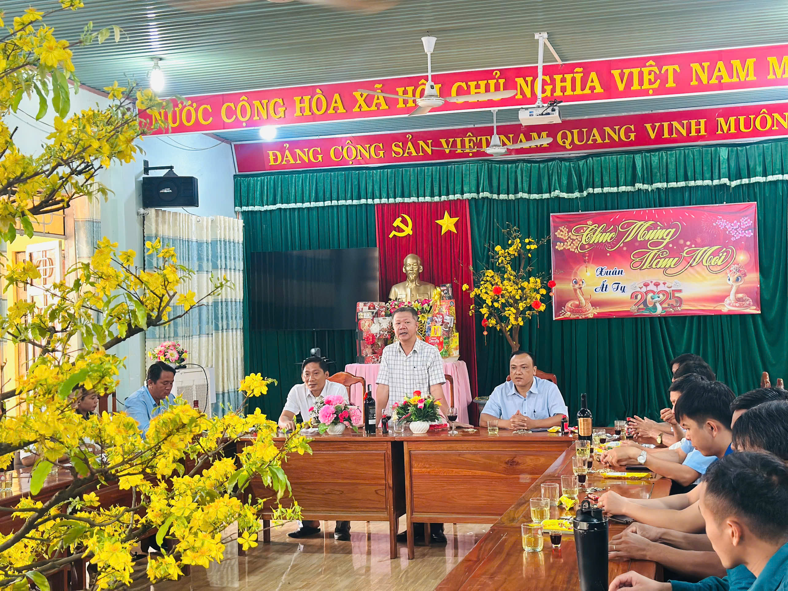 Đảng uỷ - HĐND – UBND tổ chức họp mặt các cơ quan, đơn vị đầu năm