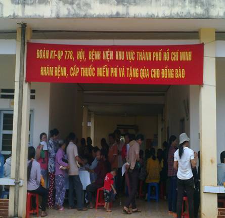 Hơn 600 người nghèo vùng dự án quốc phòng huyện Bù Gia Mập được khám chữa bệnh, cấp phát thuốc và nhận quà.