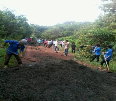 Đoàn thanh niên huyện Bù Gia Mập tham gia xây dựng 'Đoạn đường thanh niên tự quản '
