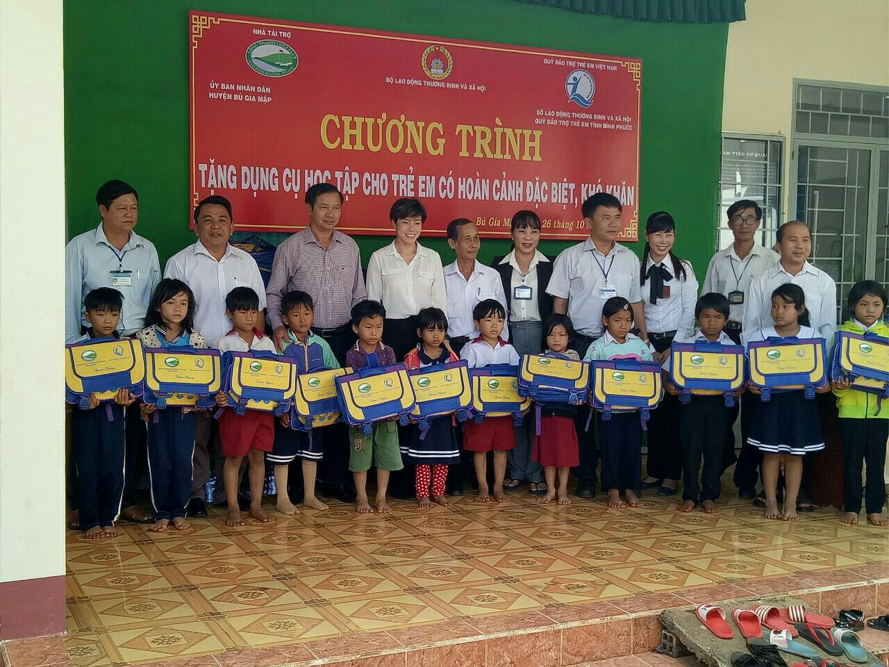 Đoàn công tác chụp hình lưu niệm cùng các em học sinh tại trường tiểu học Trương Đinh (xã Đăk Ơ, huyện Bù Gia Mập).
