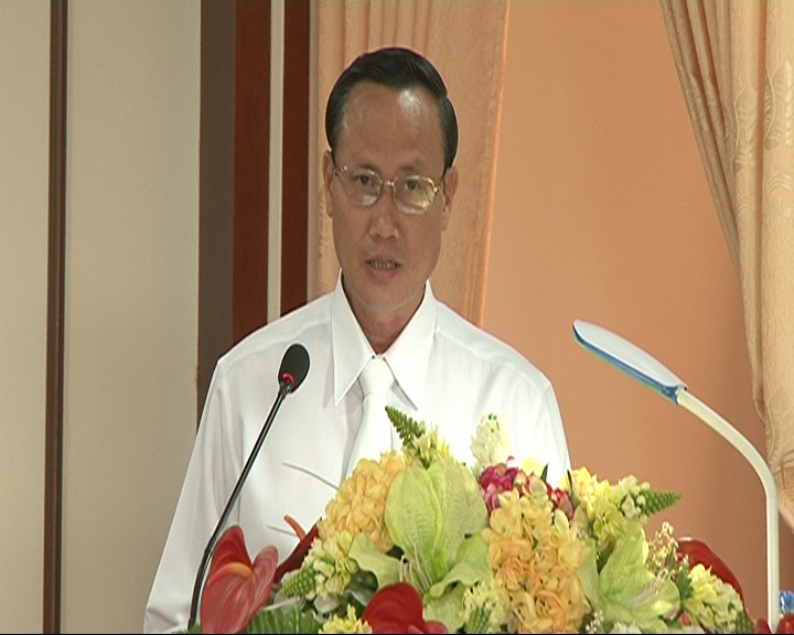 Ông Lê Quang Oanh CT UBND huyện phát biểu về các vấn đề Kỳ họp nêu ra