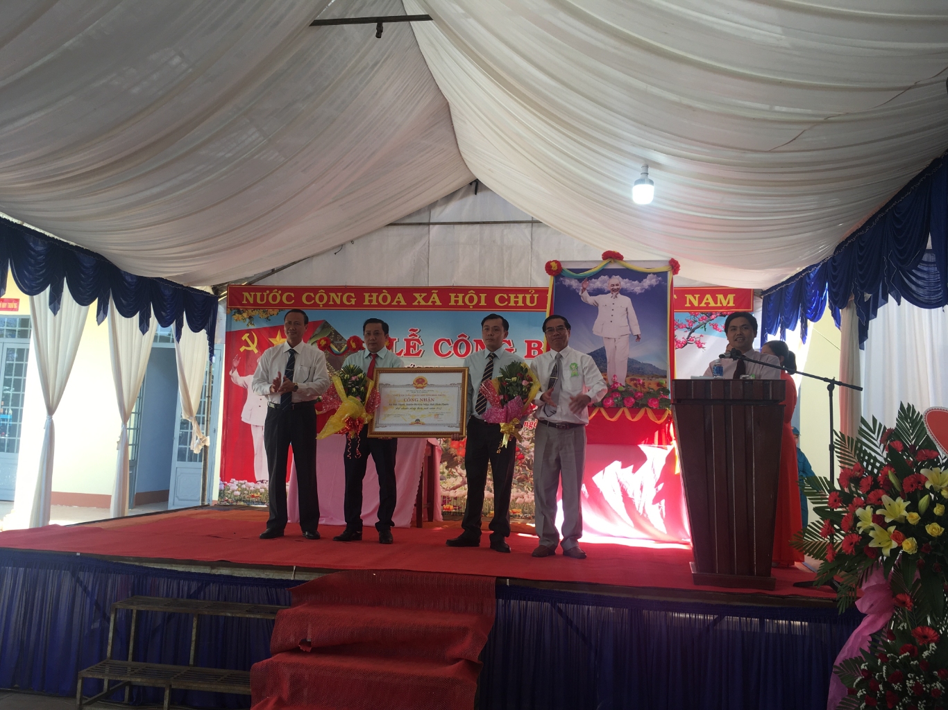 Lãnh đạo Tỉnh Bình Phước và huyện Bù Gia Mập trao bằng công nhận xã đạt chuẩn nông thôn mới cho đại diện Đảng ủy, chính quyền và nhân dân xã Đức Hạnh