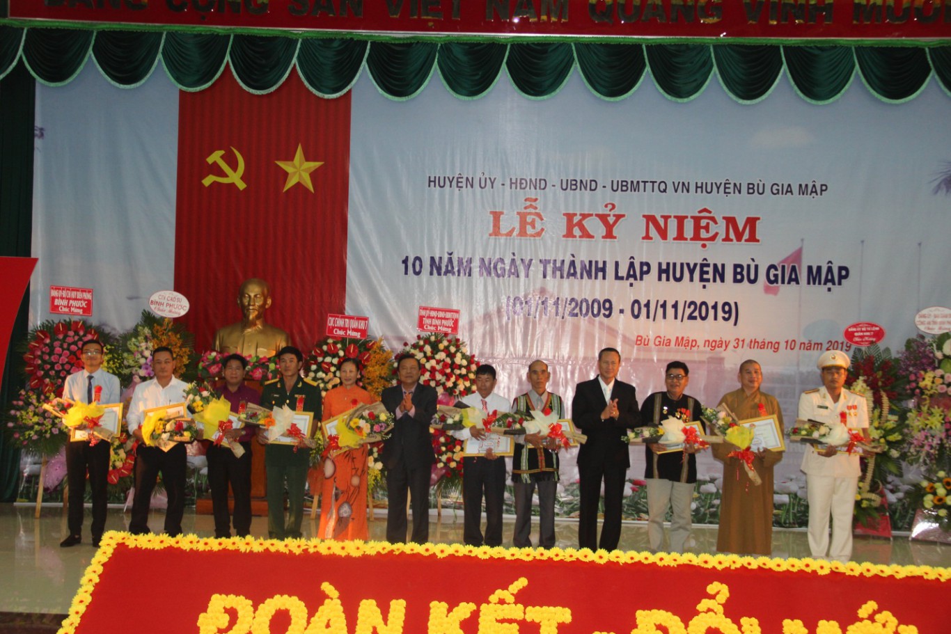 Thầy Phạm Văn Tín (ngoài cùng bên trái) được huyện Bù Gia Mập tuyên dương “công dân Bù Gia Mập ưu tú” nhân kỷ niệm 10 năm thành lập huyện