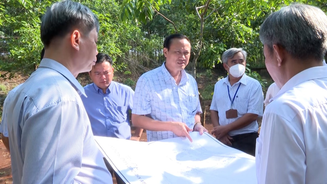 Chủ tịch UBND huyện Lê Quang Oanh kiểm tra tiến độ xây dựng các công trình cơ bản
