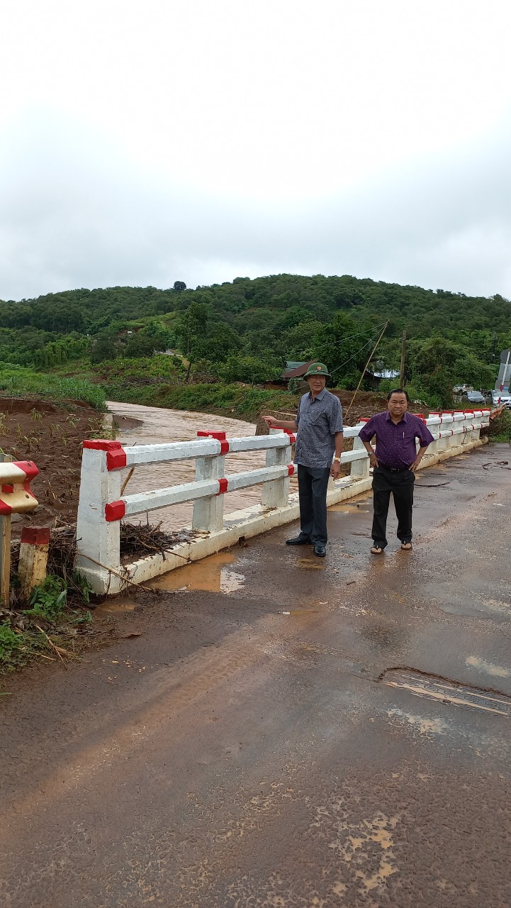 Chủ tịch UBND huyện Lê Quang Oanh kiểm tra tình hình  phòng, chống lụt bão trên địa bàn huyện
