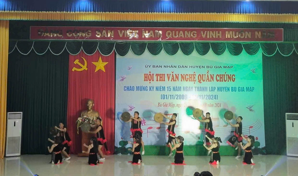 HỘI THI VĂN NGHỆ QUẦN CHÚNG  KỶ NIỆM 15 NĂM THÀNH LẬP HUYỆN BÙ GIA MẬP.